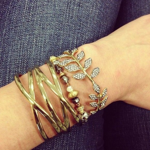 Stella & Dot | Dainty Gold Bangle Bracelet Ivie Bangle/Cuff Bracelet - Picture 4 of 9